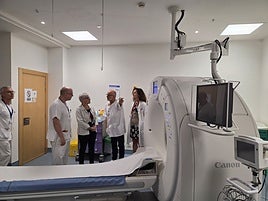 Miguel Javier Rodríguez, gerente del área sanitaria III, da indicaciones sobre el escáner a la consejera de Salud, Concepció Saavedra, en presencia de la directora del Hospital San Agustín, Liliana Meana Sánchez, el jefe de servicio de Radiología, Pablo Valdés Solís, y Jesús Allende, jefe de servicio de Neumología.