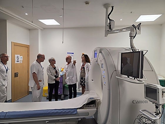 Miguel Javier Rodríguez, gerente del área sanitaria III, da indicaciones sobre el escáner a la consejera de Salud, Concepció Saavedra, en presencia de la directora del Hospital San Agustín, Liliana Meana Sánchez, el jefe de servicio de Radiología, Pablo Valdés Solís, y Jesús Allende, jefe de servicio de Neumología.