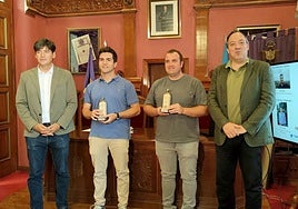 El consejero de Ciencia, Borja Sánchez; los investigadores Bernardo Rodríguez y Pablo Cayado, y el alcalde de Villaviciosa, Alejandro Vega.
