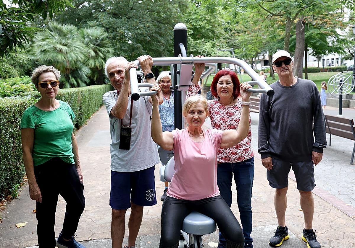 Un grupo de participantes en la actividad al aire libre.