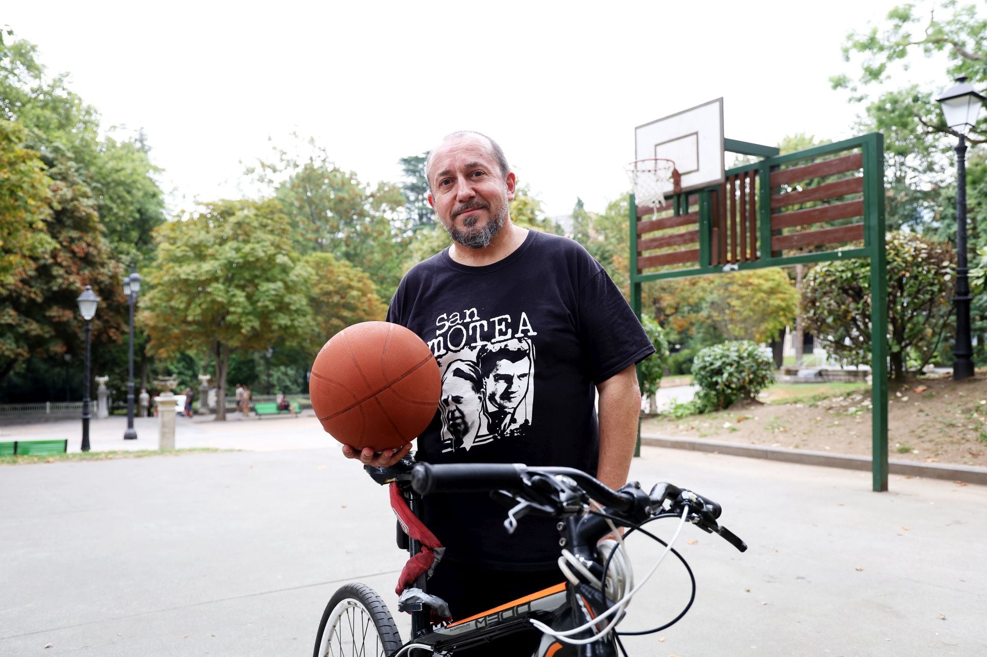 Fernando Herrera, en la cancha de baloncesto.