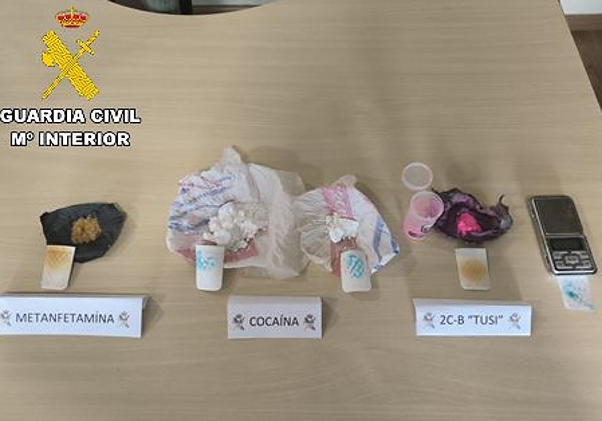 Parte de la droga incautada por la Guradia Civil en Navia.