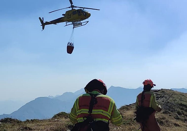Labores de extinción, ayer, en la zona de Caunedo.