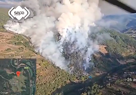 La zona en la que se desarrolla el incendio de Ibias, con San Antolín al fondo.