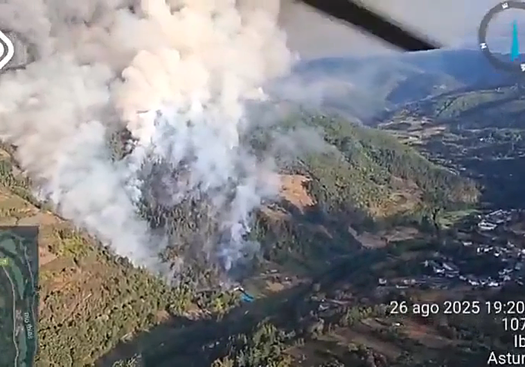 La zona en la que se desarrolla el incendio de Ibias, con San Antolín al fondo.
