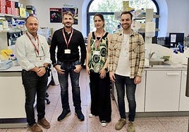 Por la izquierda, Mario Fernández Fraga, Agustín Fernández Fernández, Rocío González Urdinguio y Javier Gancedo Verdejo, en el Laboratorio de Epigenética del Cáncer y Nanomedicina.