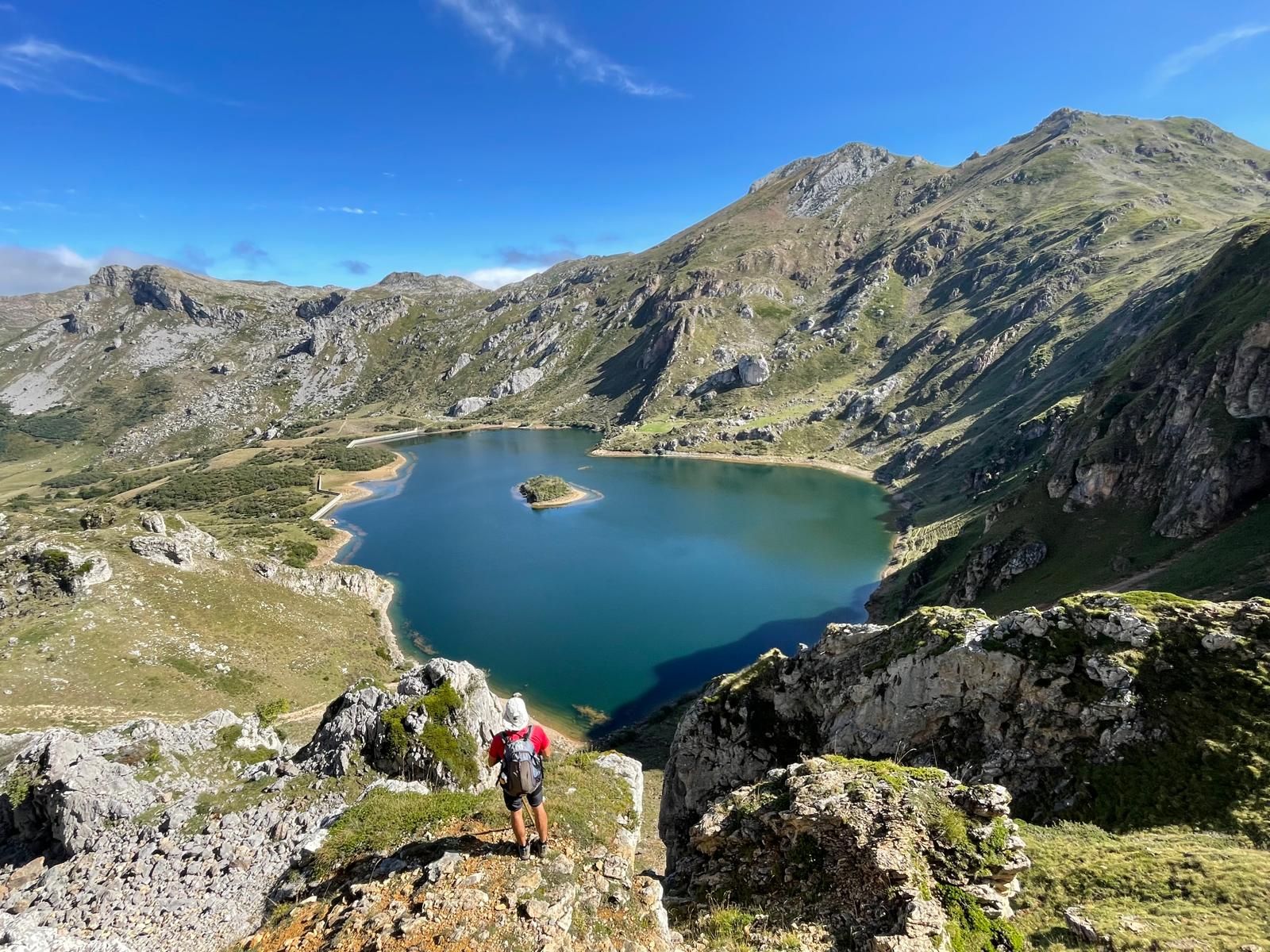 Imagen principal - El itinerario propuesto para el domingo parte de Saliencia y pasa por la Foz de Los Arroxos, la Braña de La Mesa, el Camín Real y Las Morteras antes de volver al albergue. 