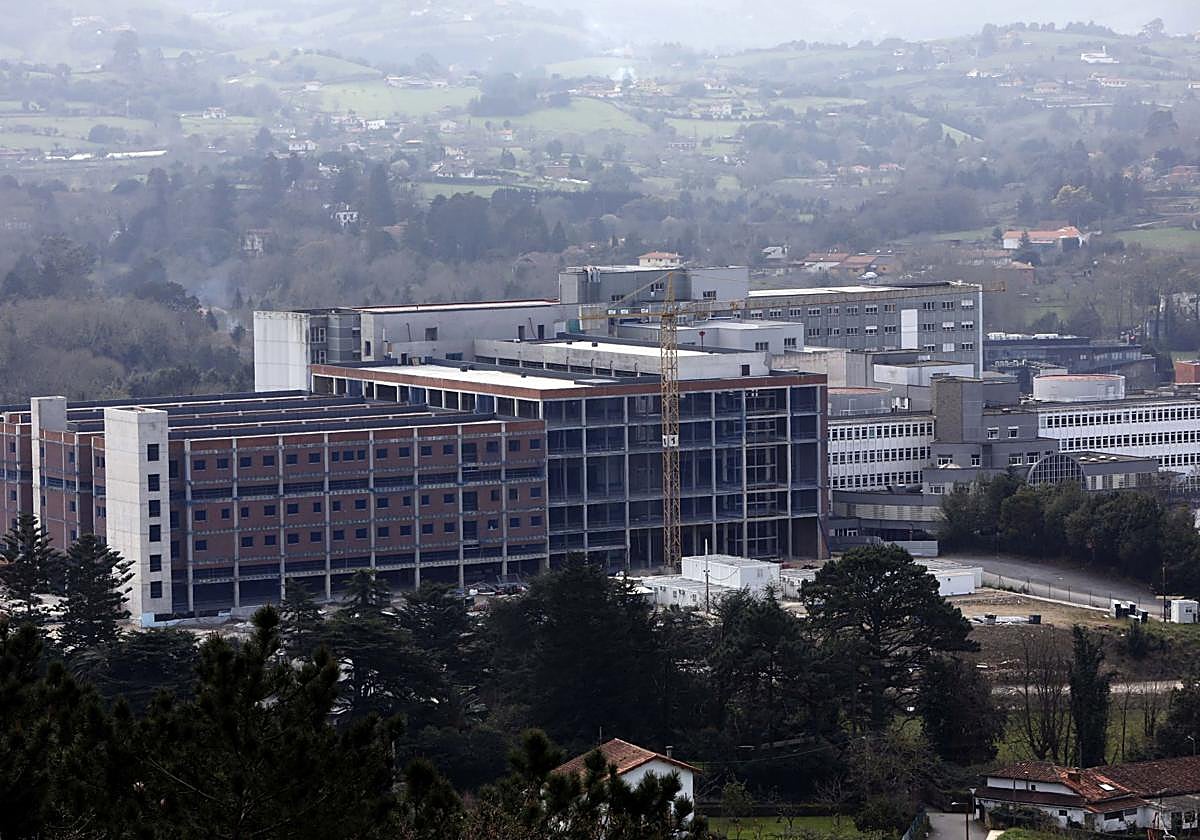 Vista panorámica del Hospital Universitario de Cabueñes, donde se aprecia la obra de ampliación paralizada.