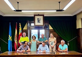 El alcalde de Nava firma el acuerdo laboral en el Consistorio.