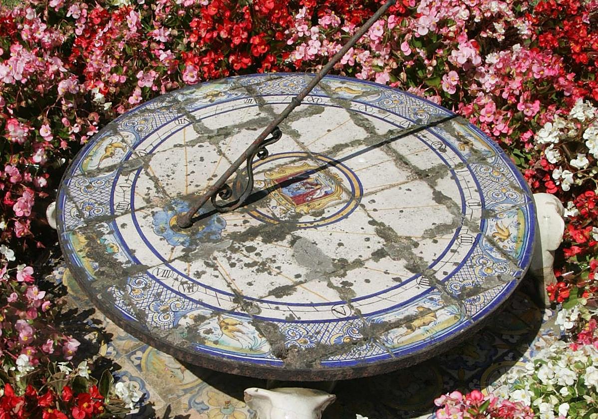 Reloj de sol situado en los jardines del Museo Evaristo Valle, obra del ceramista sevillano Manuel García-Montalván.