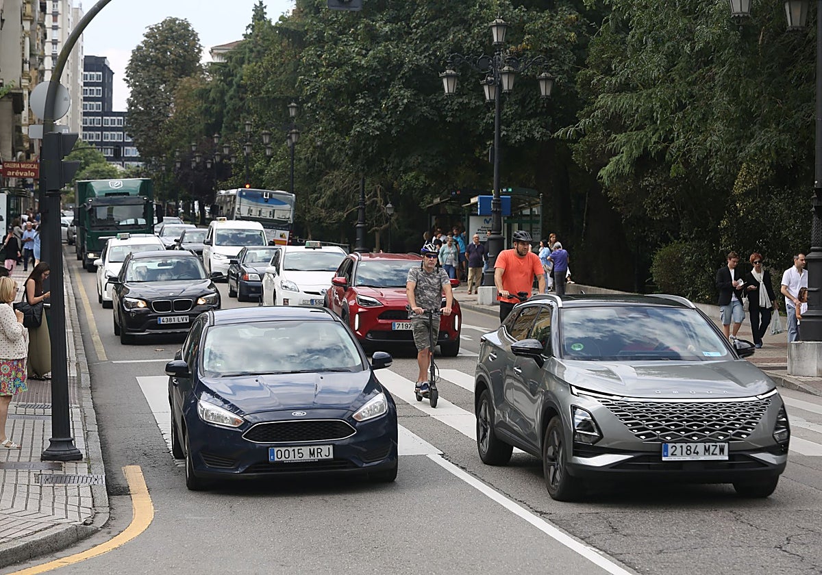 Tráfico en el centro de Oviedo.