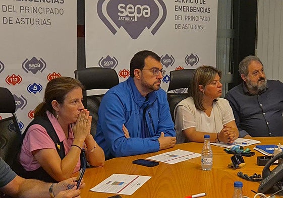 Adriana Lastra, Adrián Barbón y Gimena Llamedo, en la reunión del centro de coordinación.