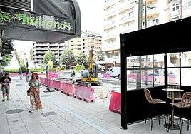 Una de las terrazas ya instaladas en la calle, que ya cuenta con las aceras acabadas hasta la plaza de América.