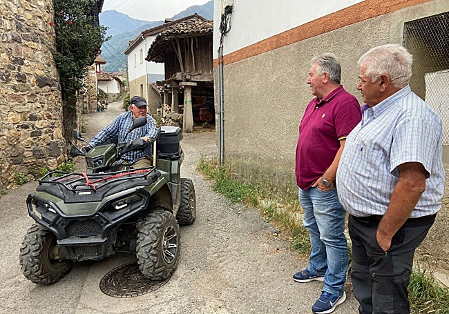 Manuel González 'Lolo Juanito', en su quad, habla con José Calzón y Manuel Rey.