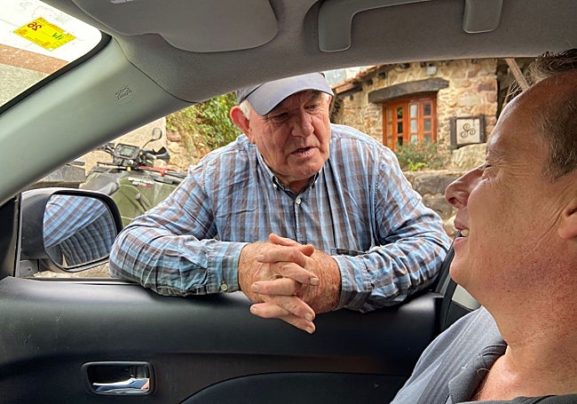 Manuel González 'Juanito' habla con Marcelino Marcos en el centro de Villar de Vildas.