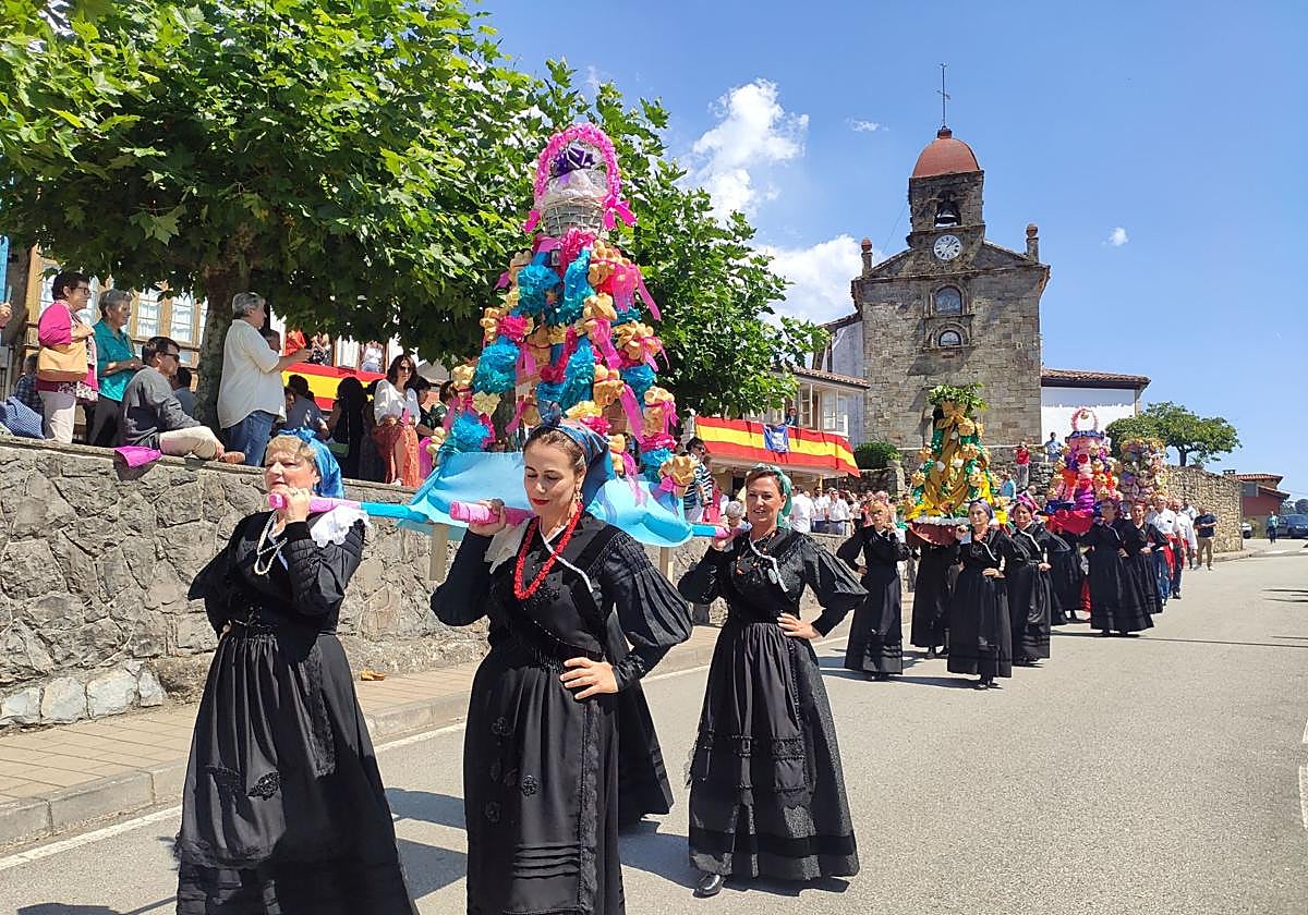 Procesión de ramos de las fiestas del Carmen de Torazo.