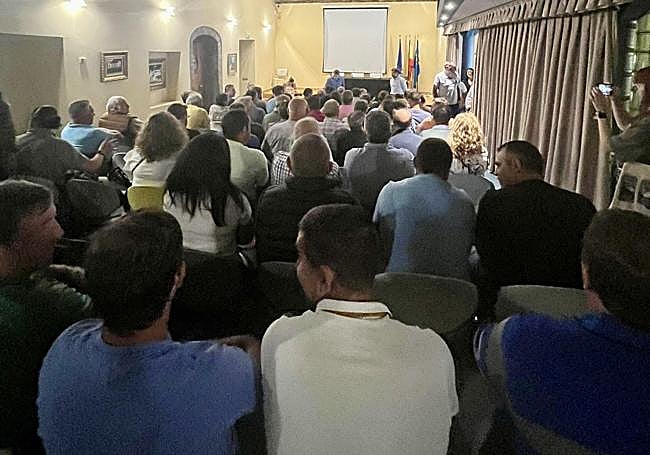 Reunión convocada por el sindicato agrario URA en Cangas del Narcea.