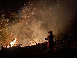 Un efectivo de la UME, en las labores de extinción de uno de los incendios que sufre Asturias.
