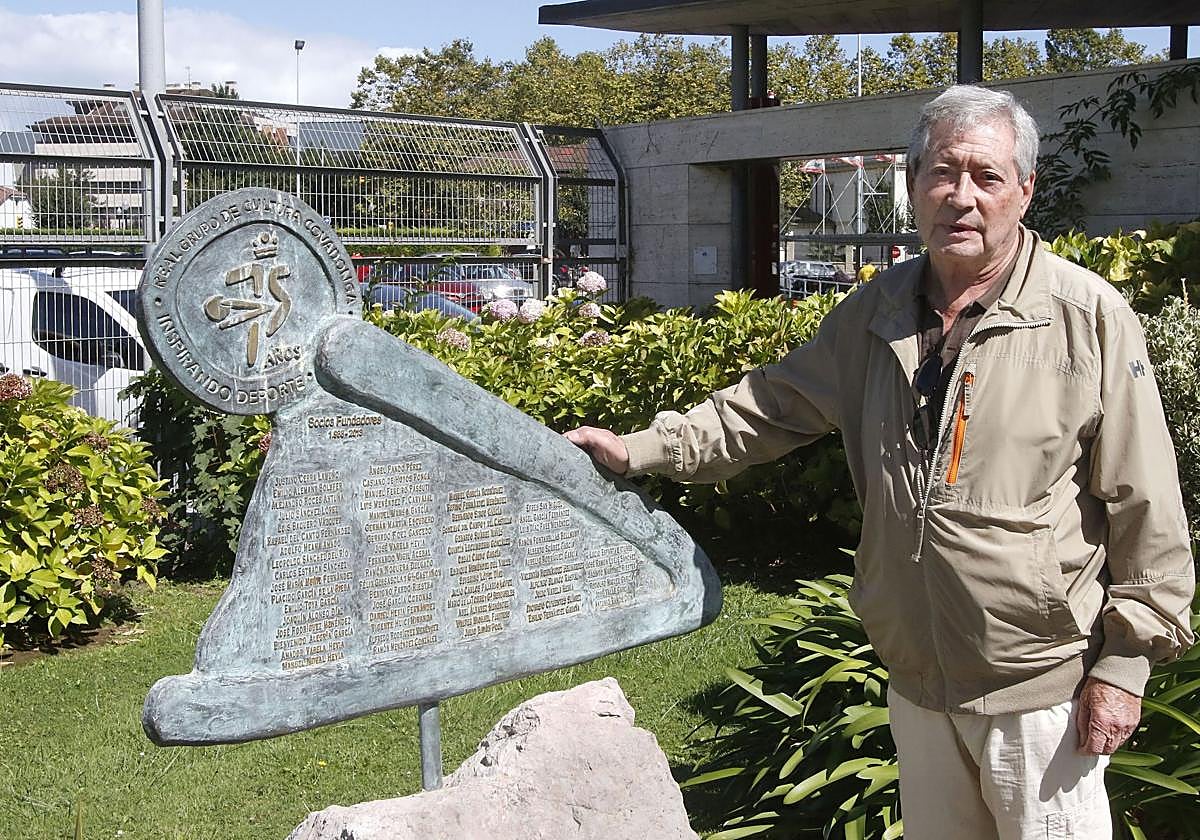 Lisardo Argüelles, en una imagen de archivo, en la entrada del Grupo Covadonga.