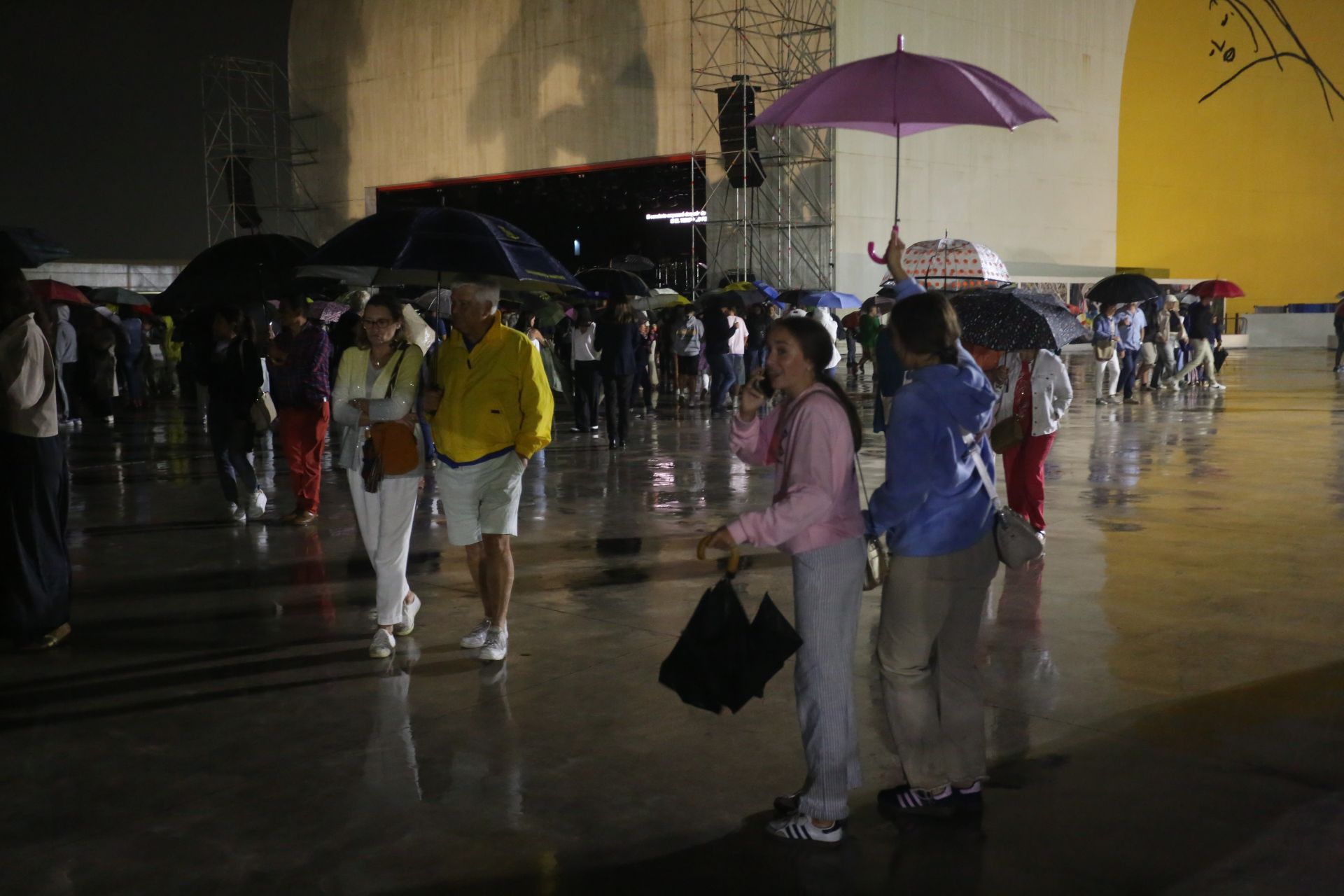 La recompensa de una larga espera: las mejores fotos del concierto de Carlos Baute en Avilés