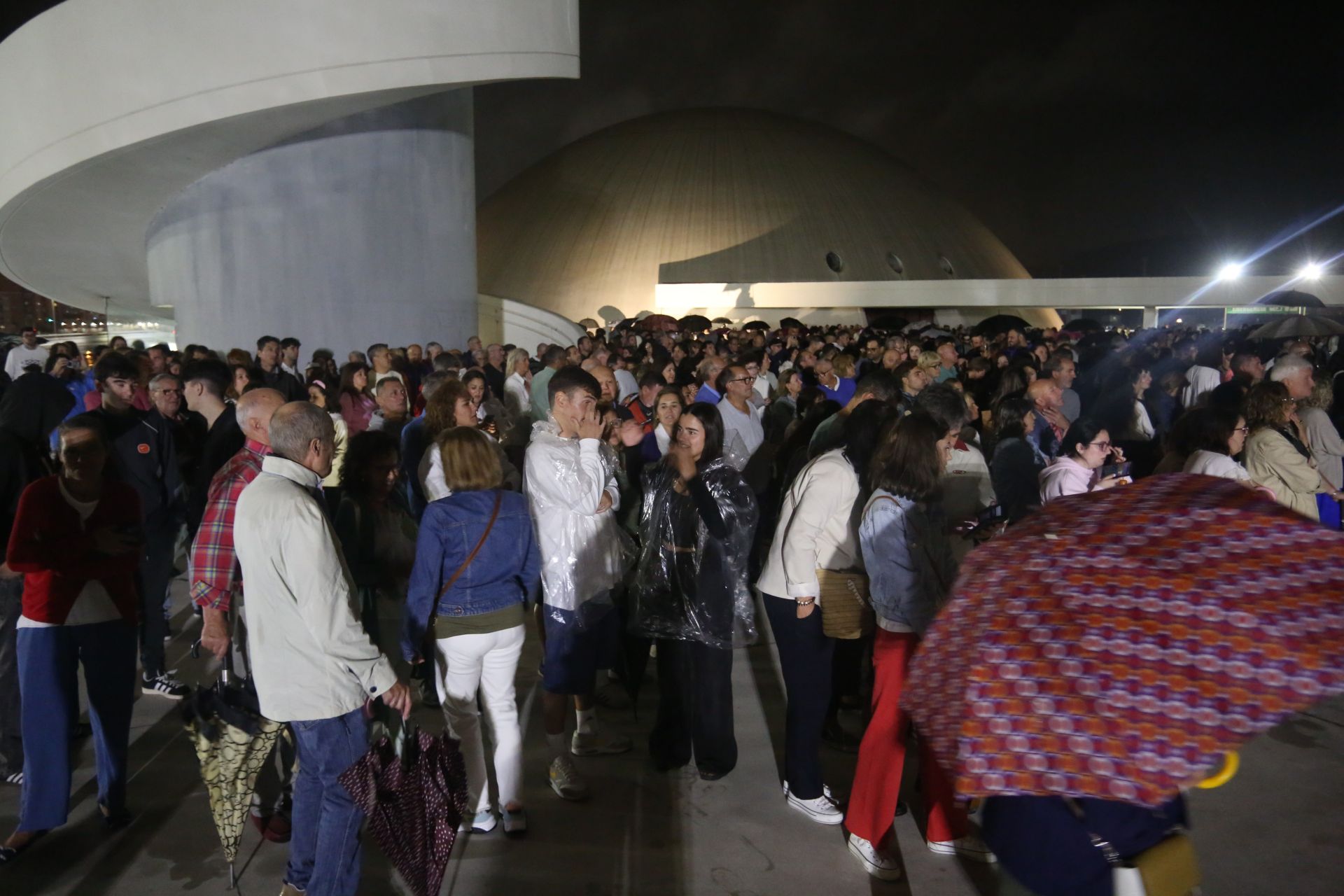 La recompensa de una larga espera: las mejores fotos del concierto de Carlos Baute en Avilés