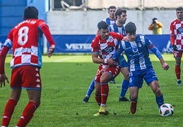 Iván Serrano aguanta el balón en el Real Avilés-Lugo B de la temporada 2022-23 en el Suárez Puerta.