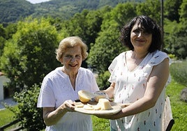 Marigel Álvarez y Natalia Lobeto, madre e hija, con unas piezas de queso Casín.