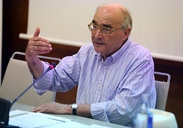 Benigno Pendás durante su conferencia este miércoles en La Granda.