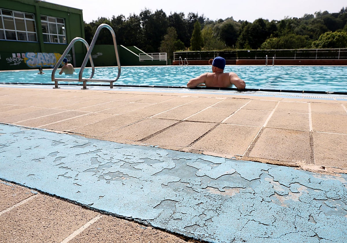 Usuarios en la piscina municipal de San Lázaro.