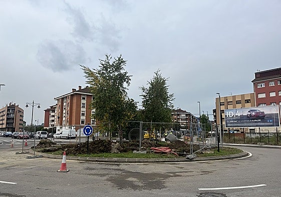 La glorieta de la avenida de Viella, en la confluencia con la de La Constitución, totalmente levantada para la ampliación del colector.