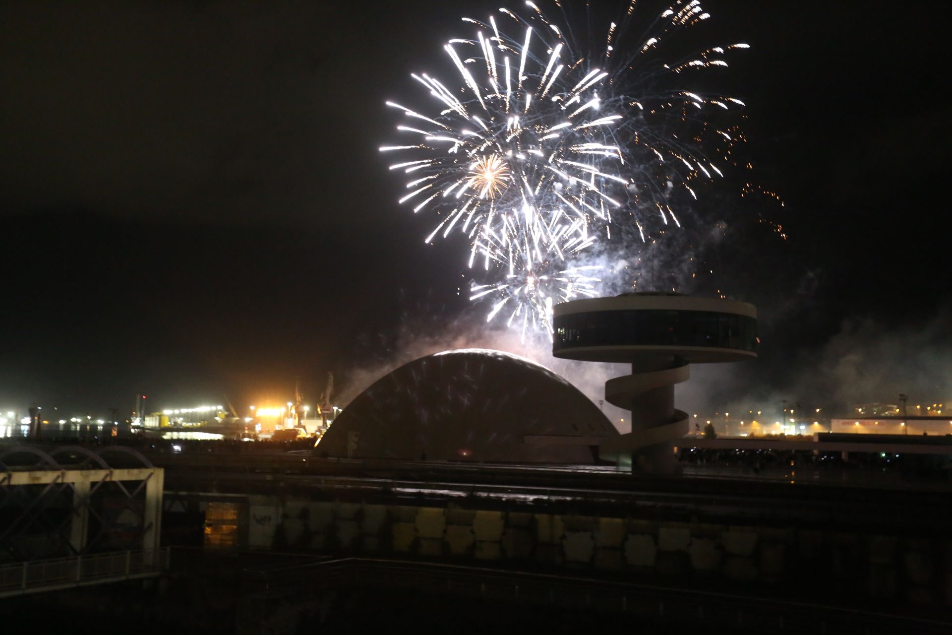 La pólvora resiste al agua: las mejores fotos de los fuegos artificiales de Avilés