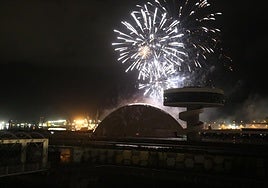 La pólvora resiste al agua: las mejores fotos de los fuegos artificiales de Avilés