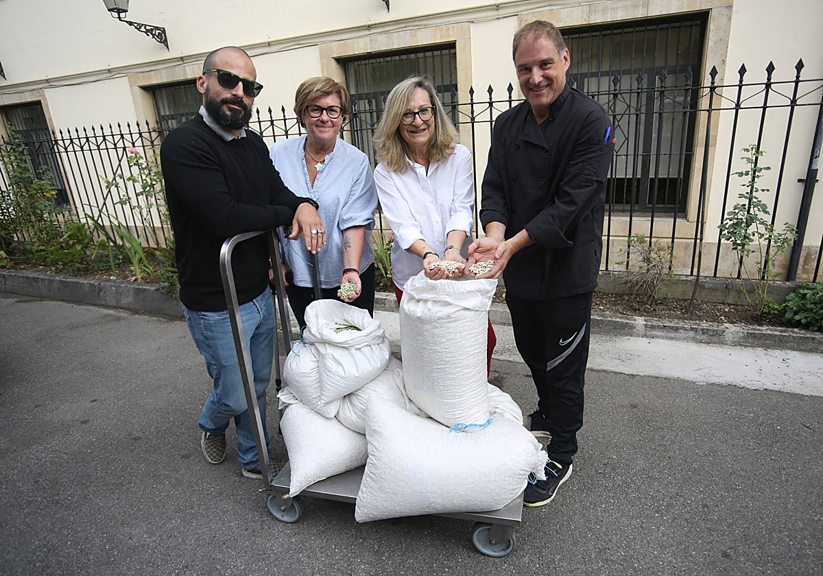 Francisco Pérez Puchal, Mar Prieto, Luz Villafruela y Florentino Menéndez en la donación a la Cocina Económica.