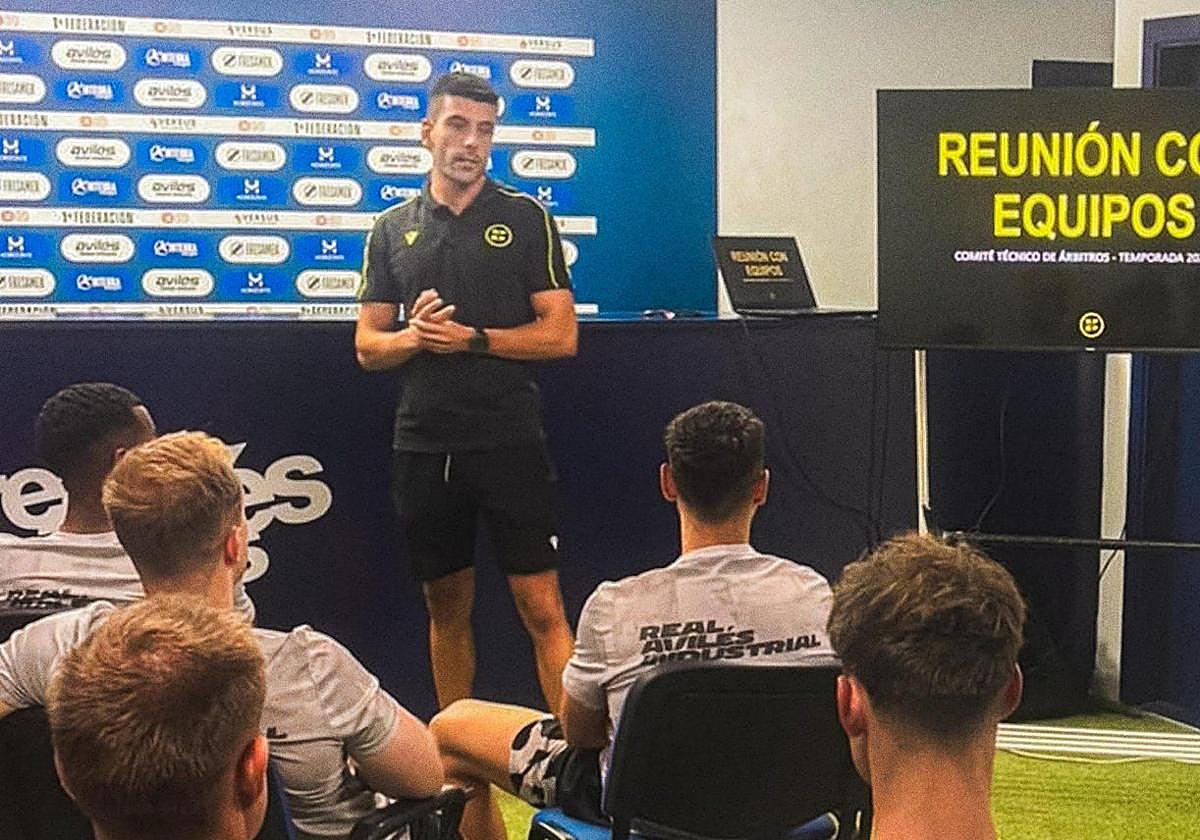 El colegiado Fran García, durante su charla.
