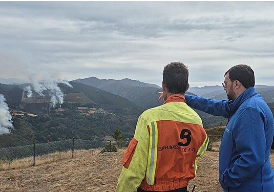Adrián Barbón, el miércoles en Ibias, visitando la zona afectada por el incendio.