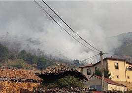Los montes en el entorno de Genestoso, con el fuego aún activo.