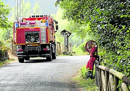 Un camión de bomberos, este jueves, durante su intervención en el incendio de Ibias.