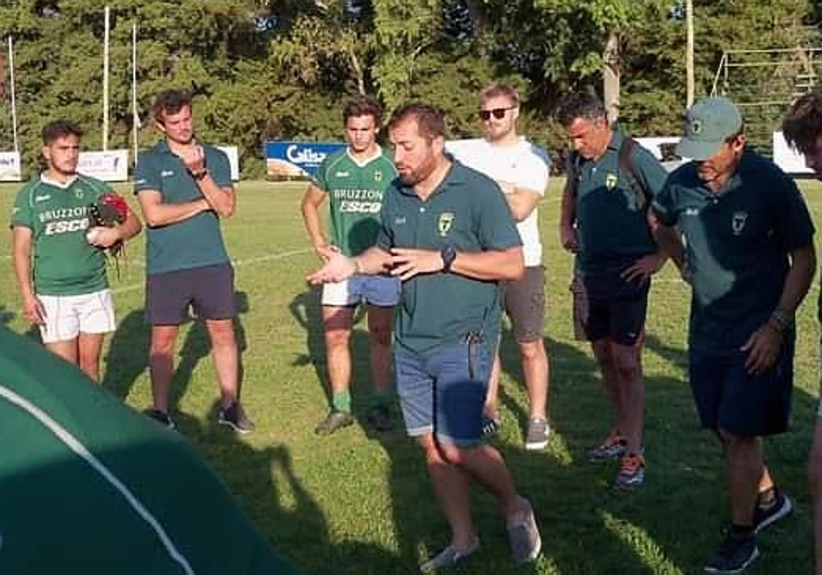 Jesús Simón, durante una charla técnica durante su etapa en el rugby argentino.