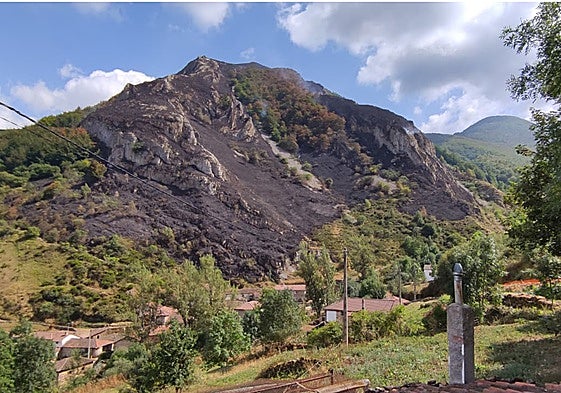 La montaña, totalmente calcinada, en Perlunes (Somiedo).