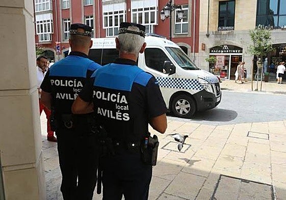 El herido fue atendido en un primer momento por la Policía Local de Avilés.