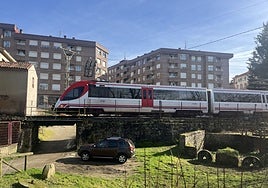 Un tren de la antigua Feve a si paso por la estación de la Pola de Siero.