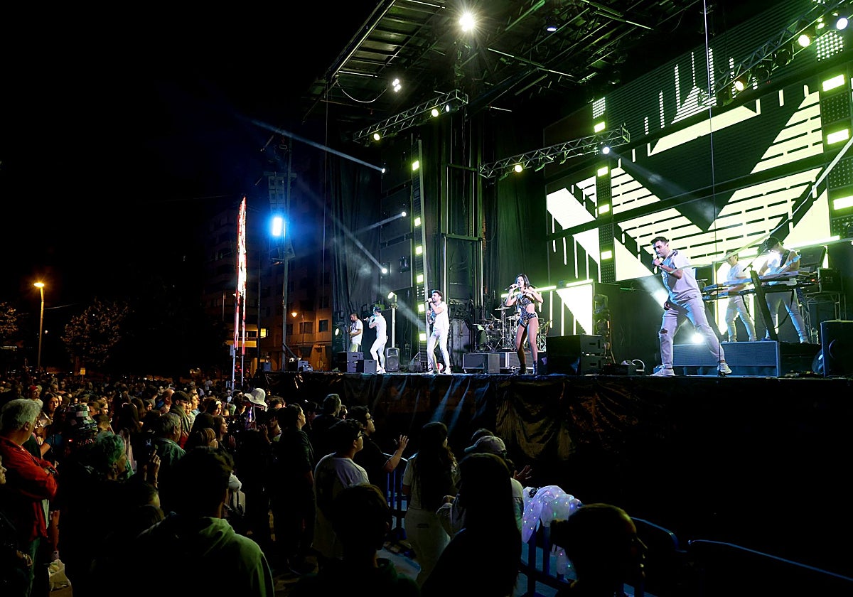 La orquesta Tekila cerró la última verbena de las fiestas de San Agustín de Avilés.