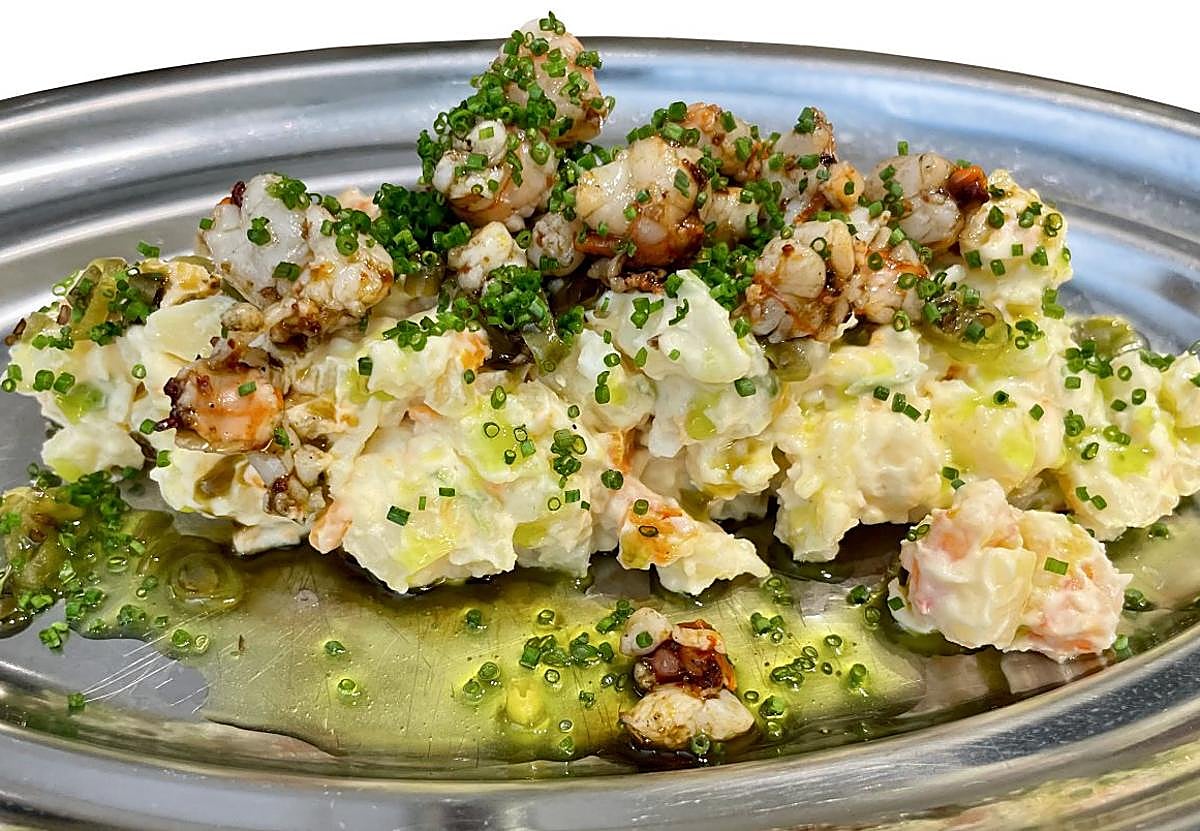 Ensaladilla con gamba a la brasa.