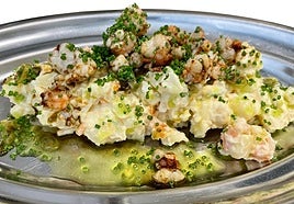 Ensaladilla con gamba a la brasa.