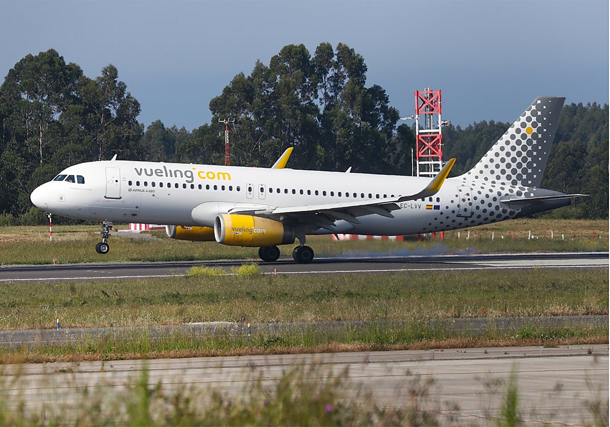 Una aeronave de Vueling, en la pista del aeropuerto de Asturias.
