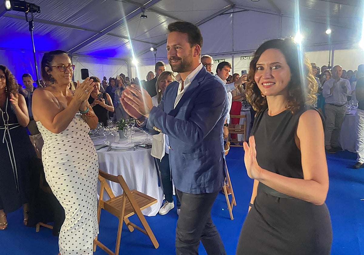 Díaz Ayuso y Álvaro Queipo, a la llegada de ambos a la carpa que el PP montó en la Vega de la Portilla, en Llanes.