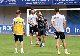 Dani Vidal da indicaciones en el entrenamiento del jueves en el Suárez Puerta.