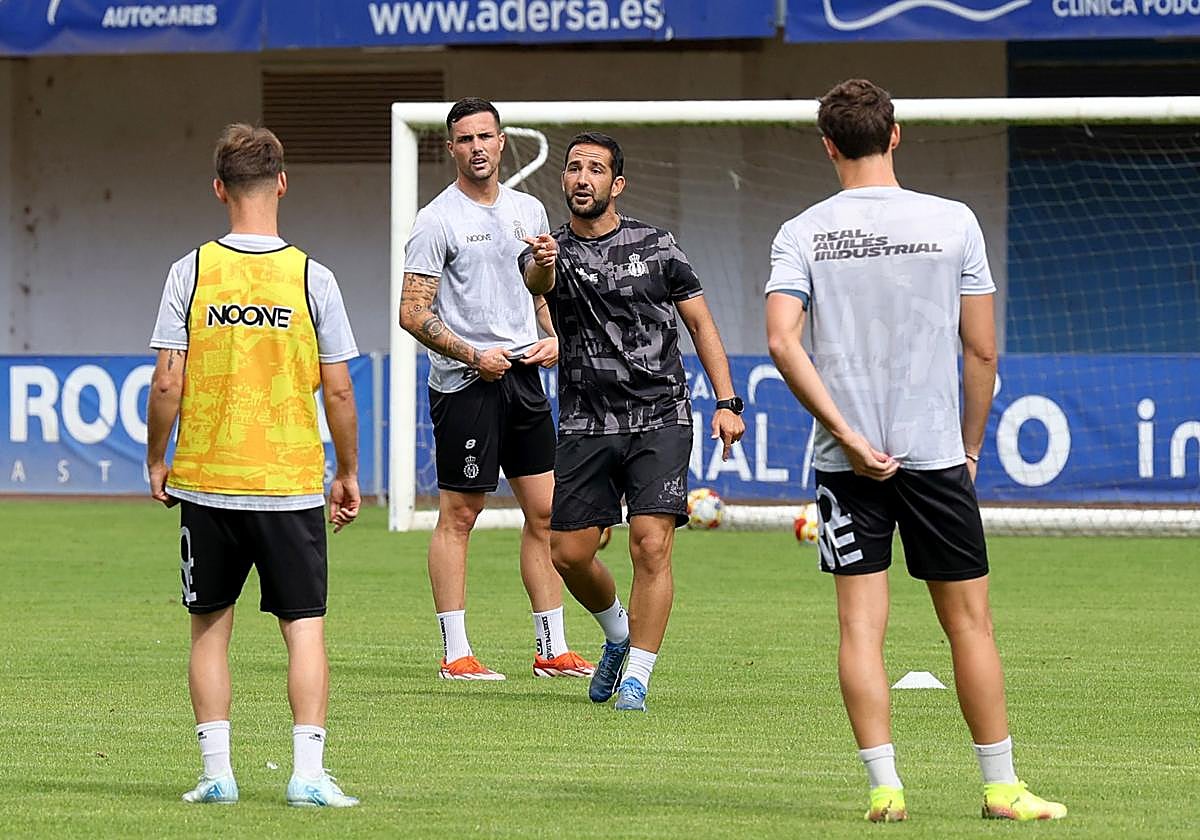 Dani Vidal da indicaciones en el entrenamiento del jueves en el Suárez Puerta.