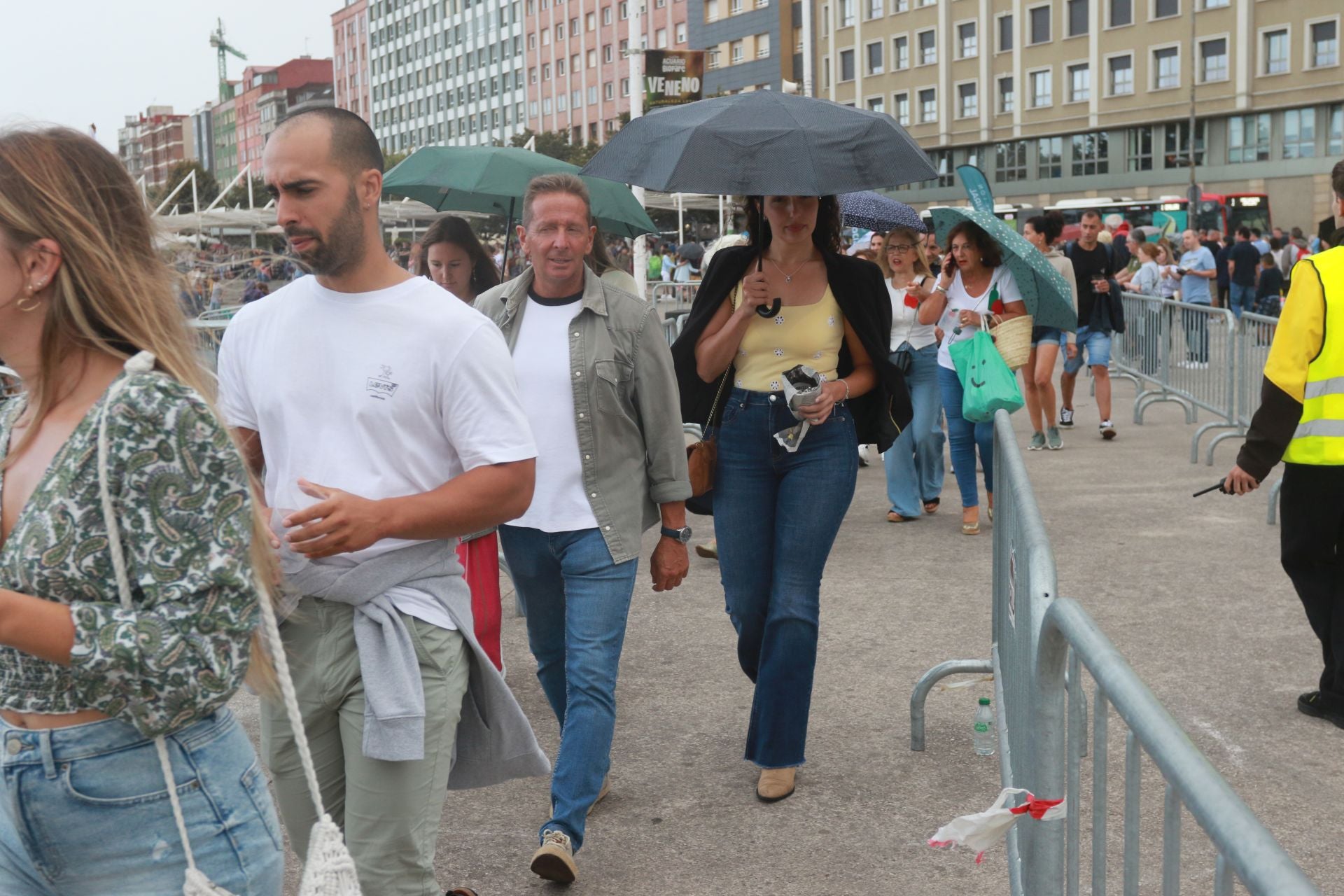 Gijón vuelve a batir el récord de escanciado simultáneo de sidra