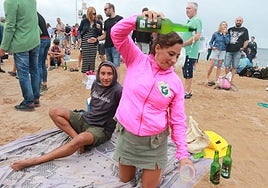 Gijón vuelve a batir el récord de escanciado simultáneo de sidra